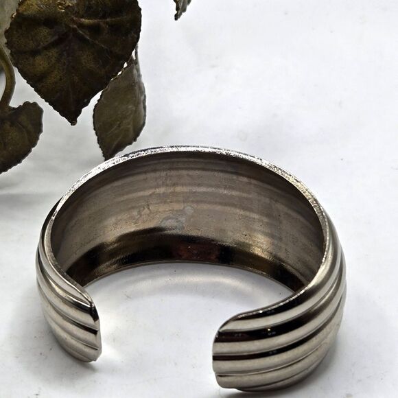 "5/$25" Wide Ribbed Silvertone Cuff Bracelet Sz Small - Picture 2 of 7